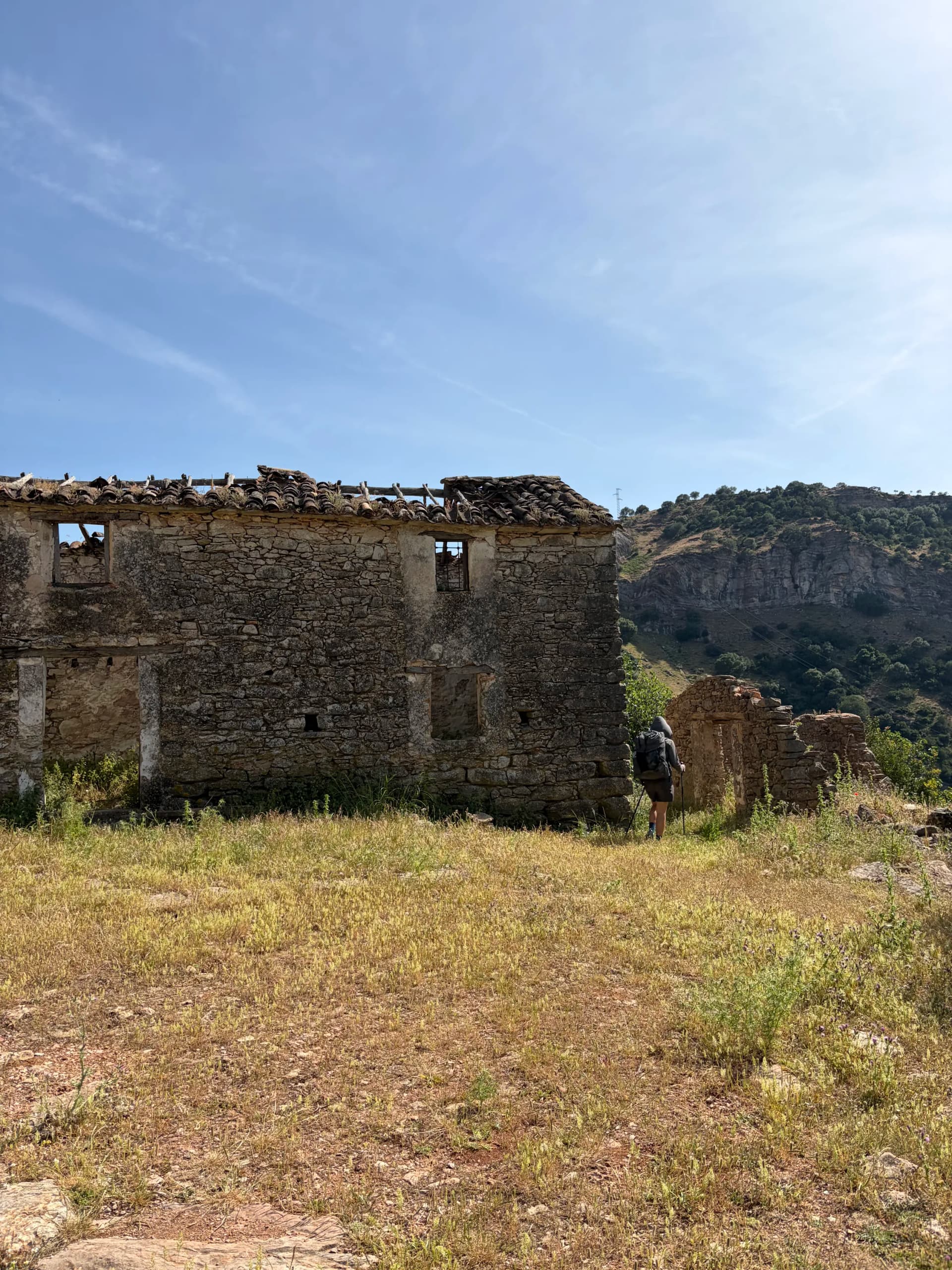An abandoned house near the steep descent into the Cañón de las Buitreras